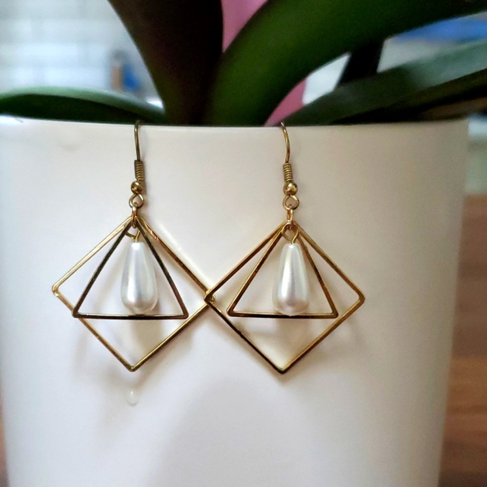 1 pair of lightweight gold toned earrings with drop pearls